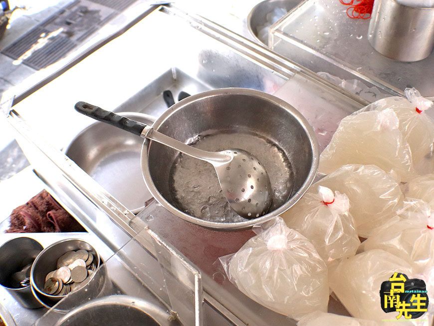 台南愛玉冰／70多年無名小攤／每日限量只賣4小時／天然手洗愛玉／傳統古早味在地人的回憶