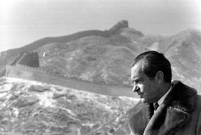 Старая фотография. Это президент США Ричард Никсон стоит на Великой Китайской стене недалеко от Пекина, 24 февраля 1972 года.