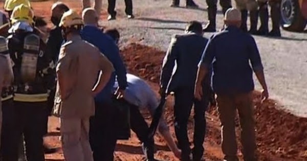 Bolsonaro tropeça e cai ao visitar hospital de campanha ...