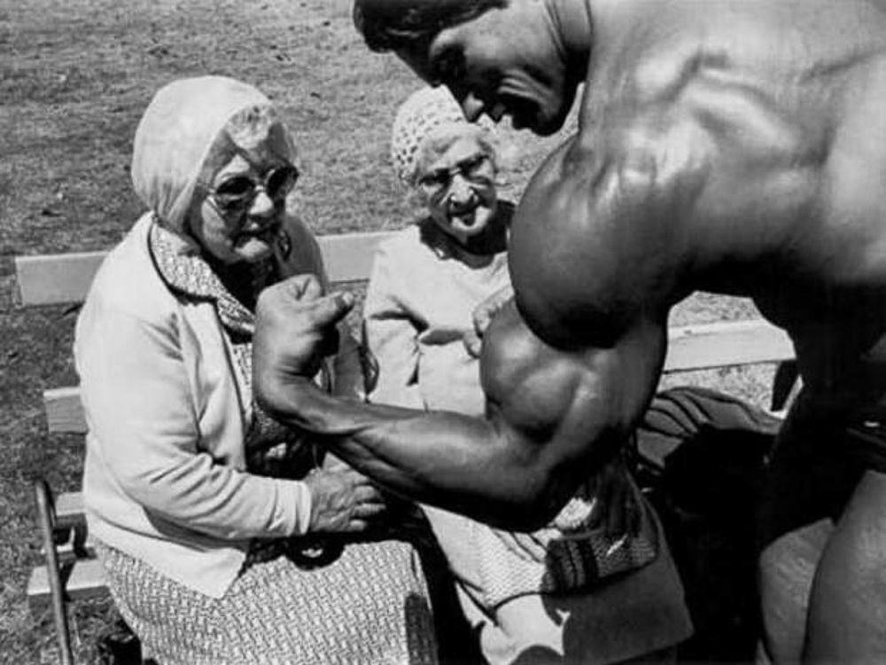 arnold-schwarzenegger-showing-off-muscles-1.jpg