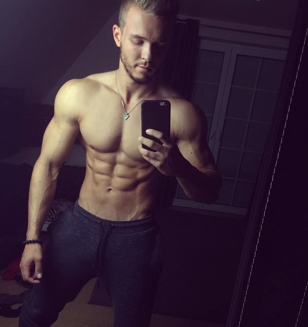 strong-shirtless-muscle-dude-joe-dahler-abs-selfie