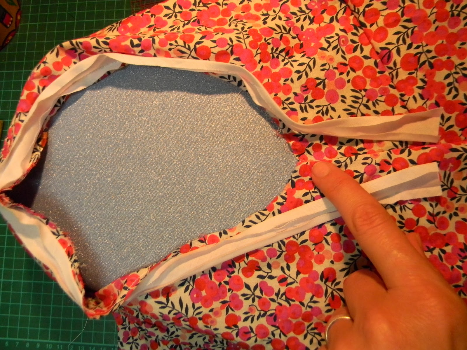 Sew&CraftRaindrops & Bellyflops A Tutorial Joining bias binding (Armhole)
