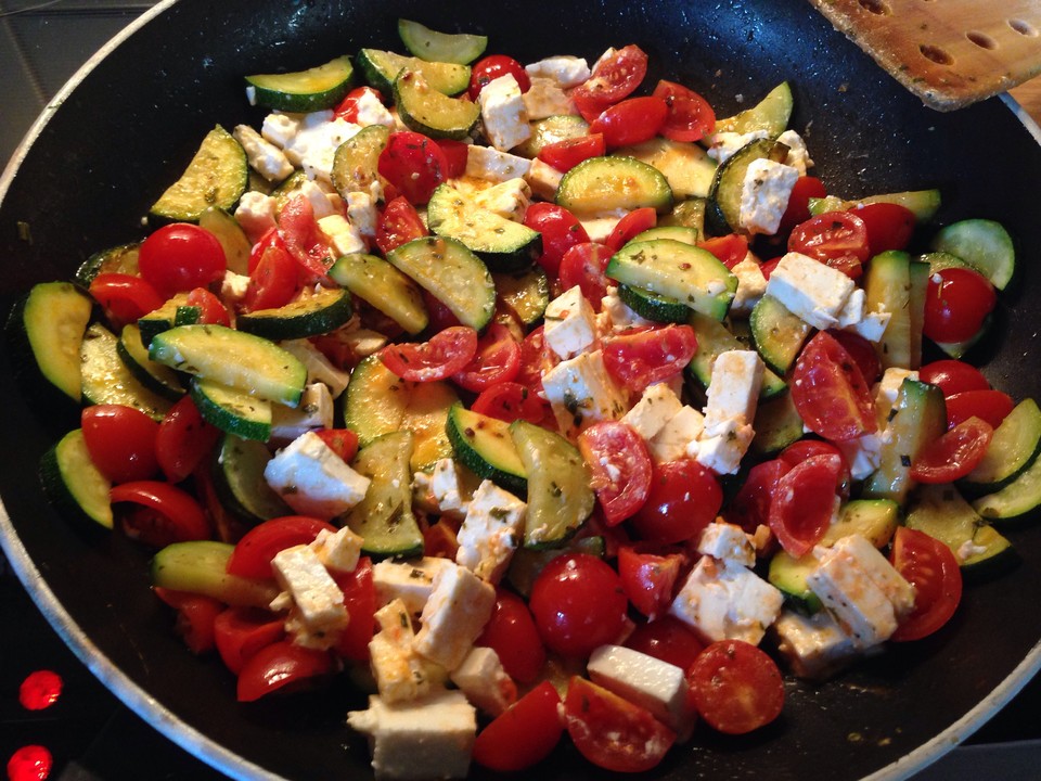 Kochen &amp; Backen &amp; Genießen: Tomaten Zucchini Pfanne mit Feta