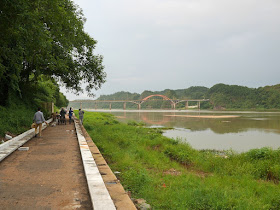 construction of a walkway next to the Gong River near the Meilin Bridge in Ganxian