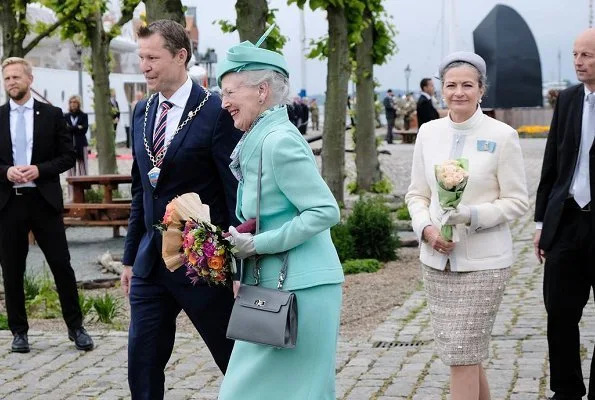 Queen arrived at Nyborg Harbour and was welcomed by Mayor Kenneth Muhs of Nyborg. Royal summer tour on the Dannebrog