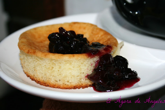  TARTITAS DE QUESO ABIZCOCHADAS CON SALSA DE ARÁNDANOS 