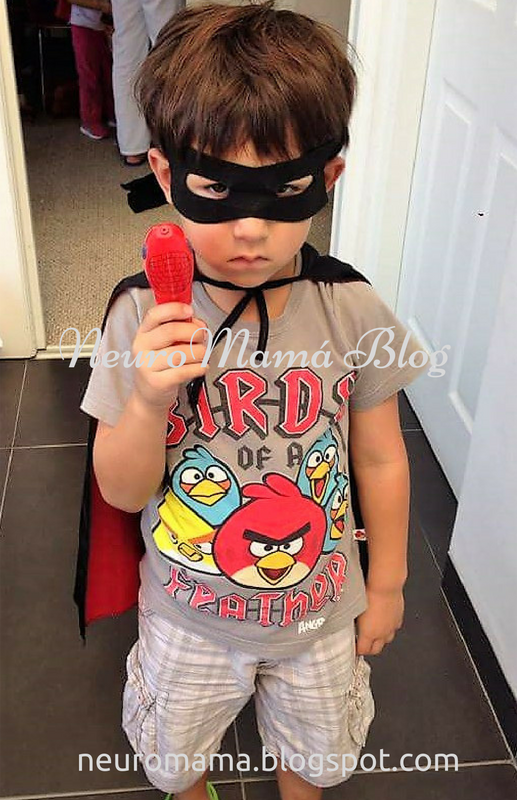 Masked 3 year old boy with a cape integración sensorial
