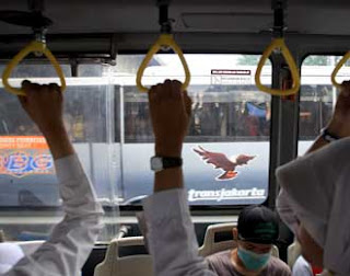 Tips Menjaga Diri Di Bus Transjakarta [ www.BlogApaAja.com ]