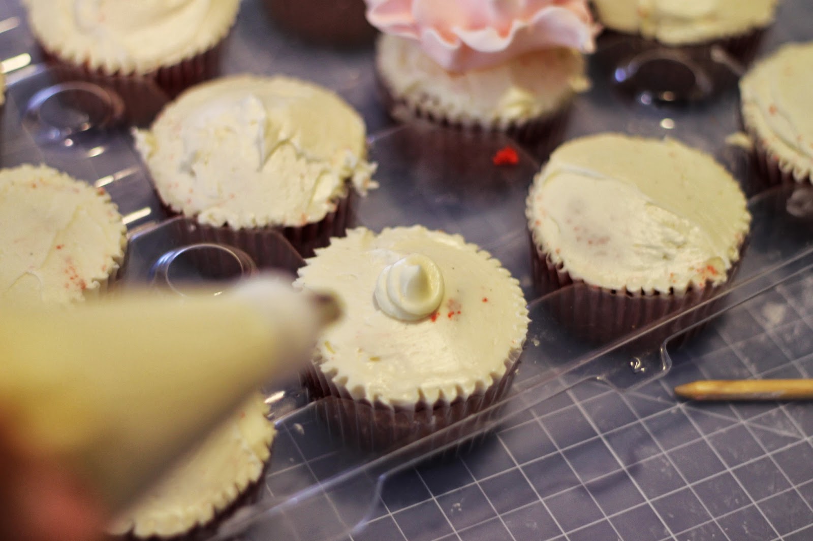 LaLa Cake: How to make Ruffled Flower Cupcake Toppers!