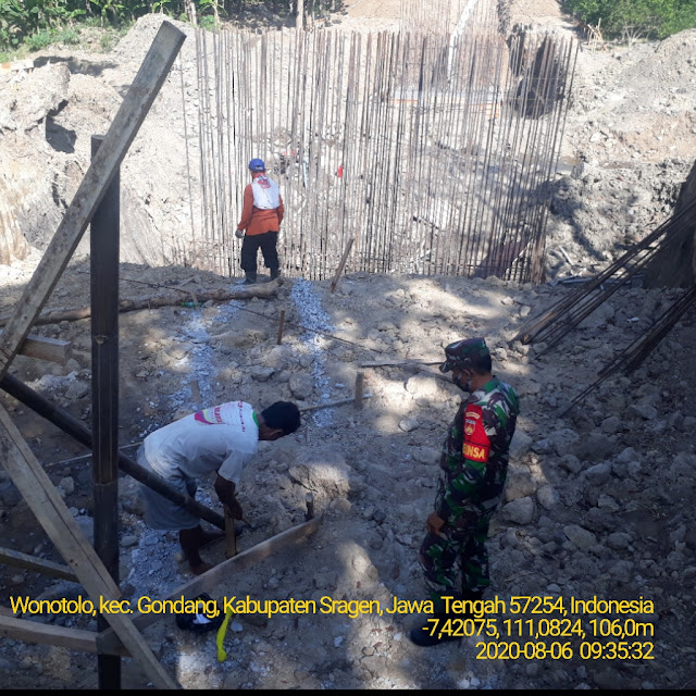 Bantu Renovasi Jembatan Desa, Babinsa Hidupkan Gotong Royong