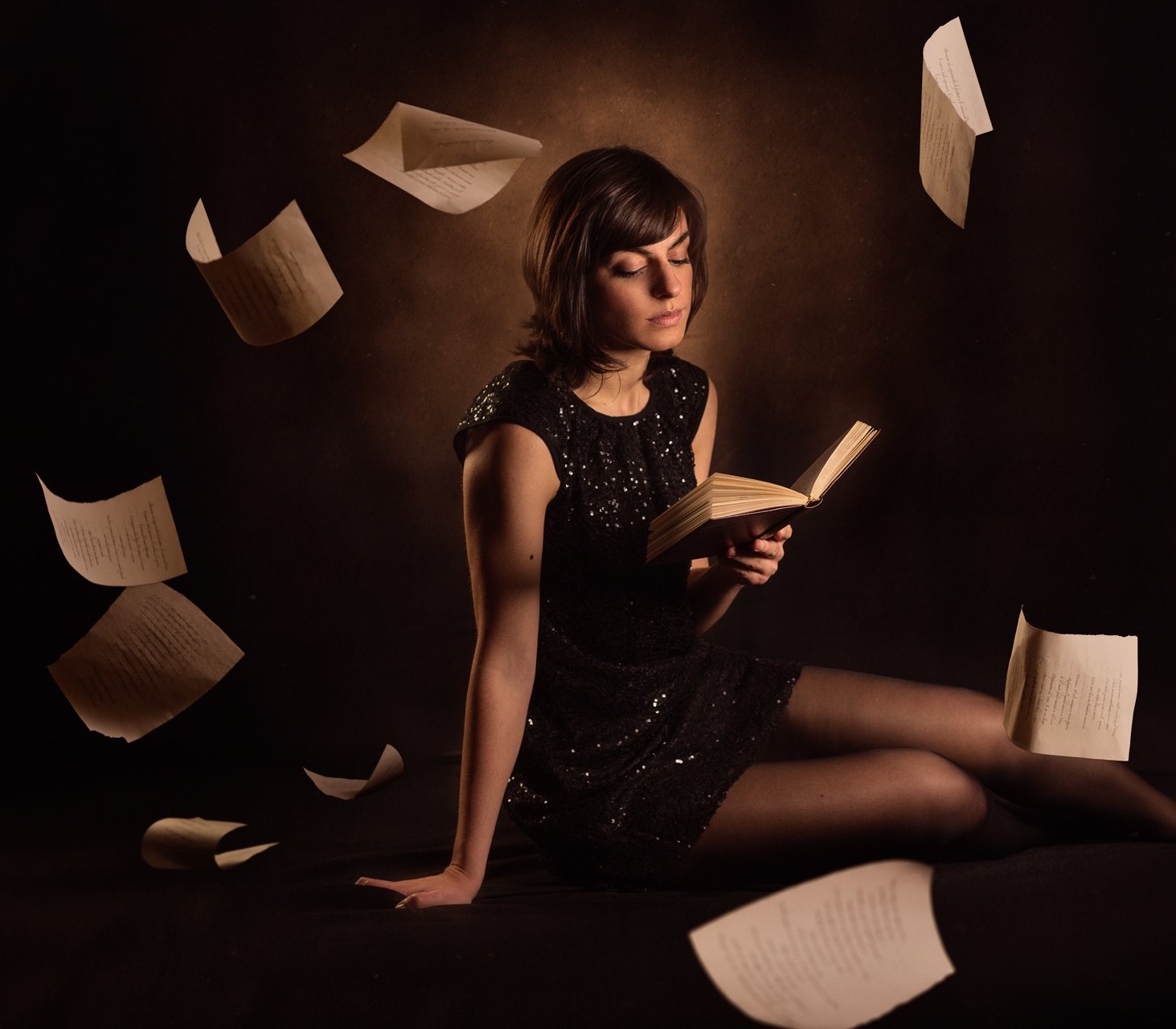 По девочкам. Девушка с телефоном. Девушка с телефоном. Девушка звонит лежа. Вызвать девушку читать.