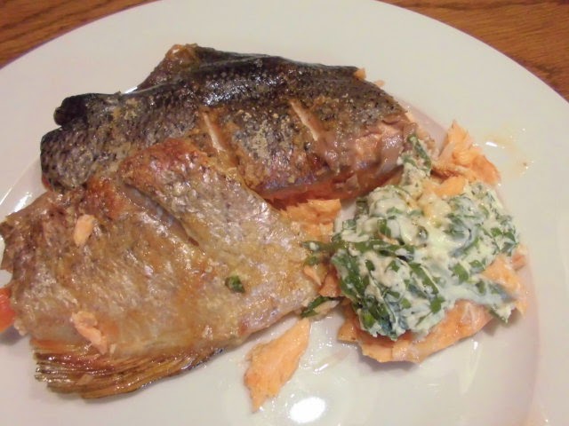 Küchentheater: Ofen-Lachsforelle mit Bärlauch-Ricotta-Füllung