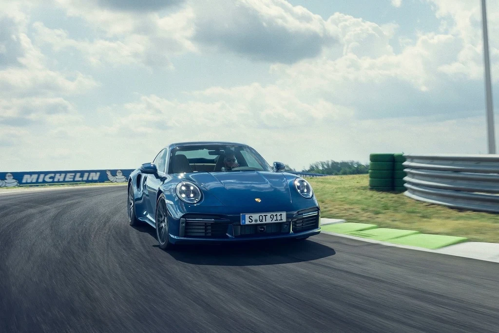 Porsche 911 Turbo 2021 tăng tốc ngang siêu xe, giá từ 170.800 USD Porsche 911 Turbo 2021 tăng tốc ngang siêu xe, giá từ 170.800 USD