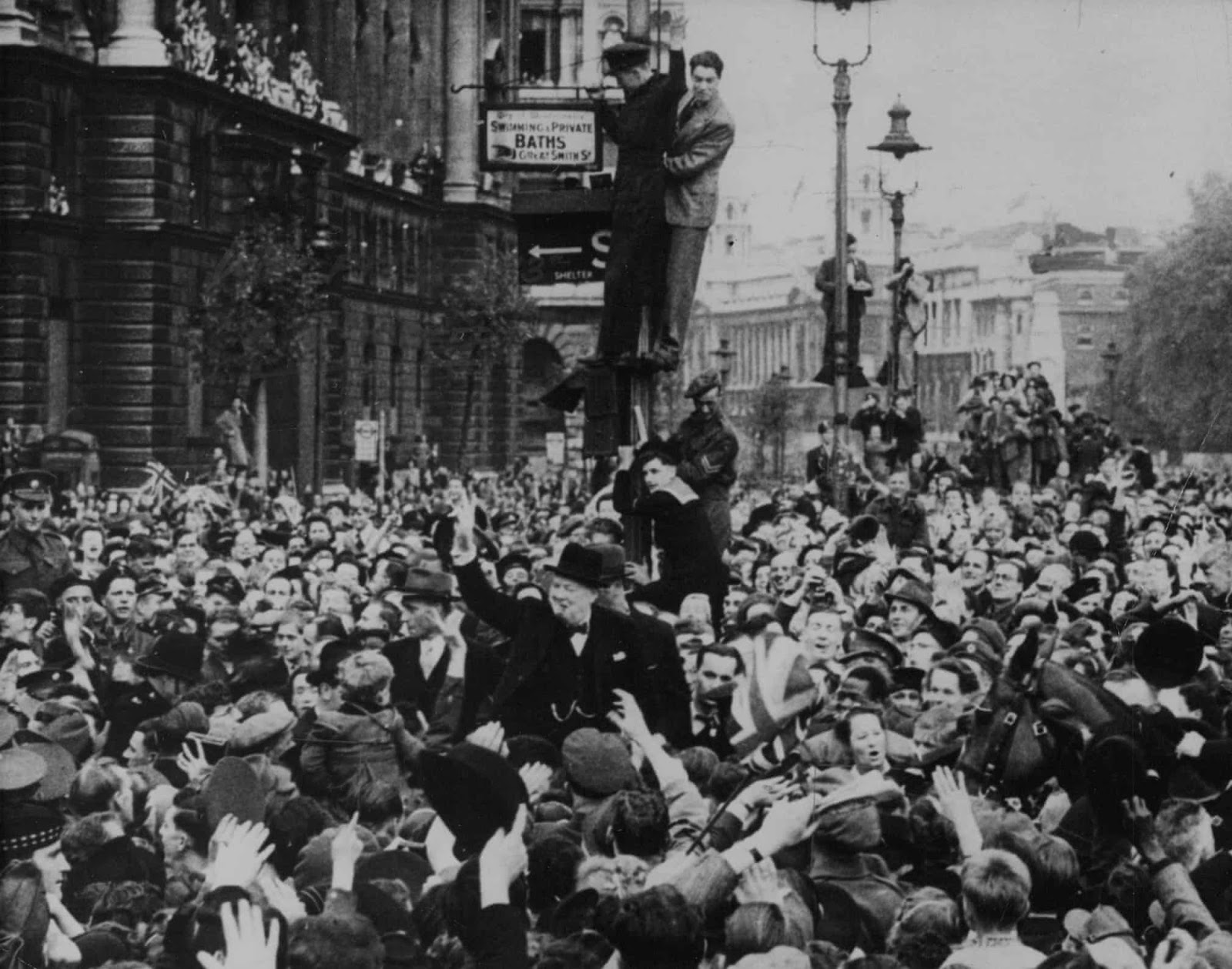Париж в 1945 году Париж в 1945 году