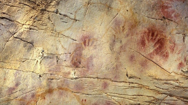 Охровые отпечатки рук в испанской пещере Эль-Кастильо были сделаны почти 42 тыс. лет назад. Предполагается, что они представляют собой использование древней формы солнцезащитного крема.