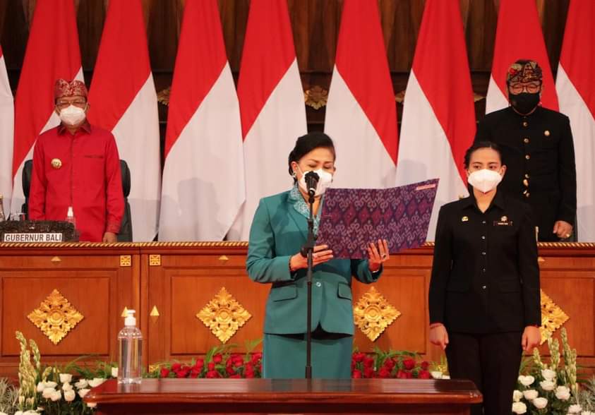 Putri Suastini Koster Lantik Sejumlah Ketua Dekranasda di Bali