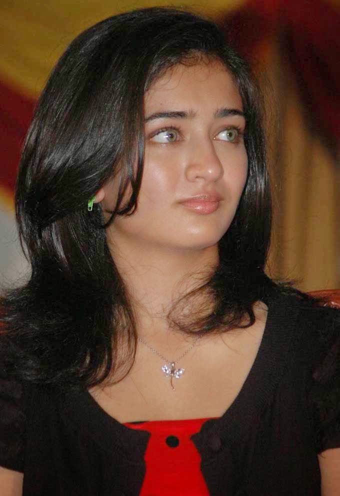 Movie Image Gallery: Shamitabh Actress Akshara Haasan Latest Image Gallery