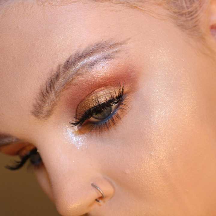 Lili Paim: Sobrancelha de pena vira tendência - Legal ou nada ver?