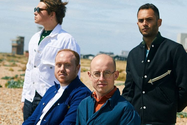 Bombay Bicycle Club fait sa rentrée avec "Eat, Sleep, Wake (Nothing But You)" et "Everything Has Gone Wrong"