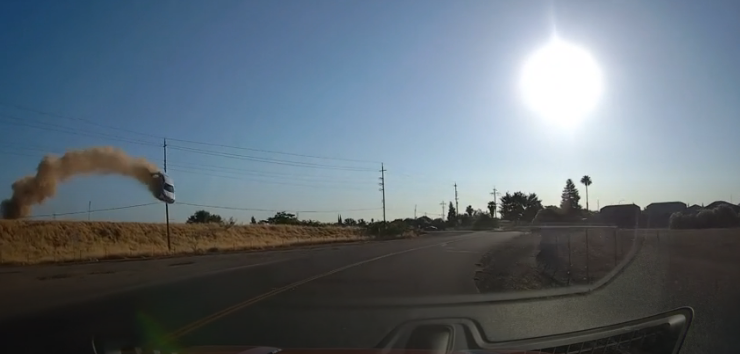 Câmera flagra carro “voando” sobre rodovia em terrível acidente; assista!