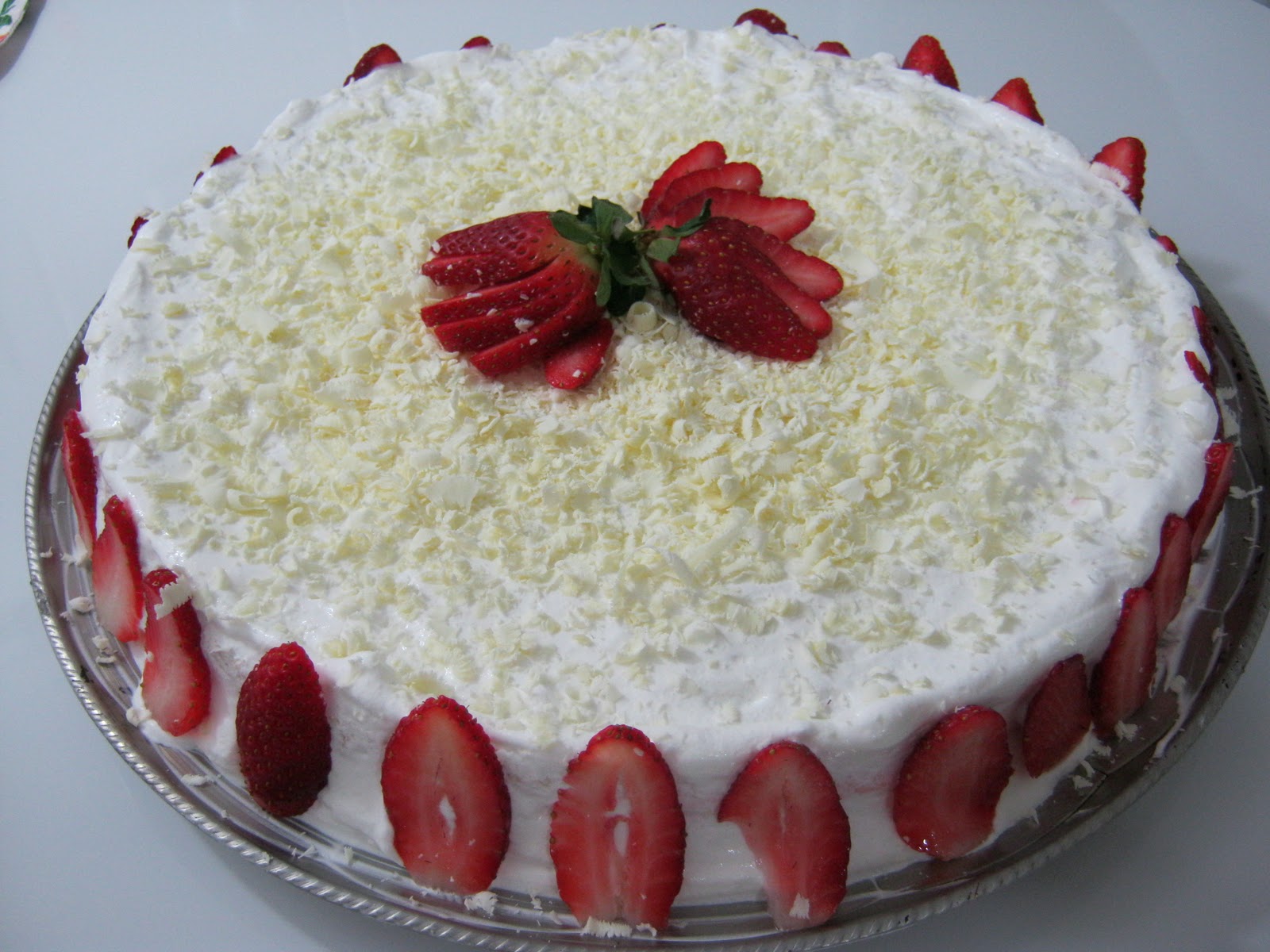 Dona Kotta: Bolo Trufado Chocolate branco com morango