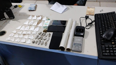 Três adultos e dois adolescentes são detidos suspeitos de tráfico de drogas