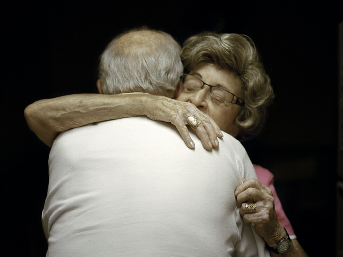 Adultos mayores en abrazo.