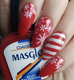 nail art navideño en colores rojo y blanco, diseño de baston de caramelo y copos de nieve