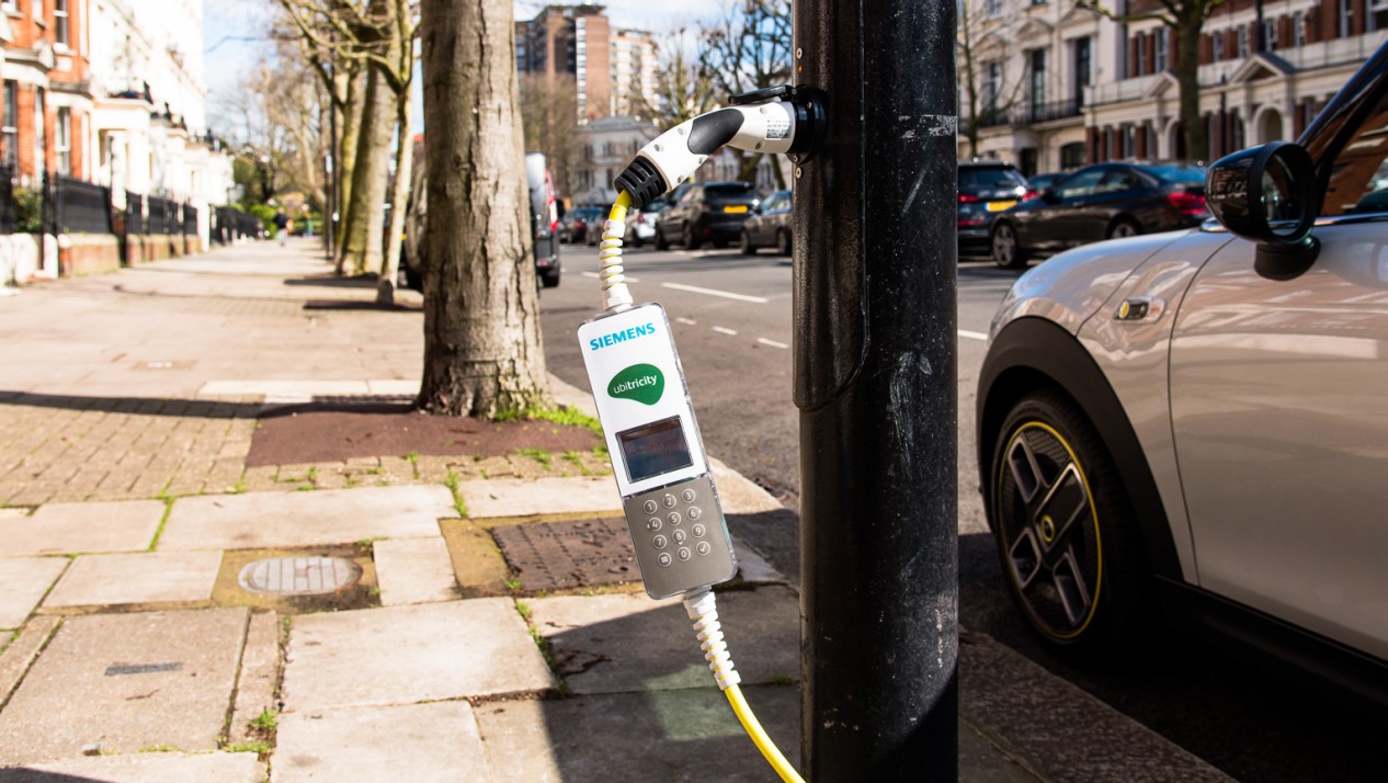 Siemens Created UK's first Electric Avenue for lamppost EV charge point