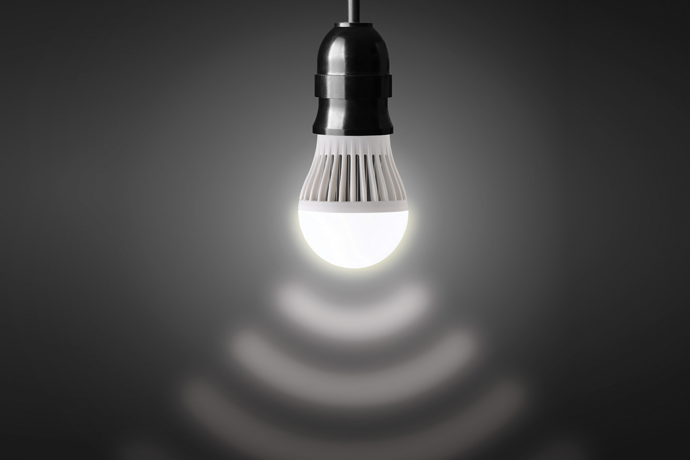 горящие лампочки. лампа на черном фоне. керосиновая лампа 19 век. лампочка на темном фоне. лампада керосинка.