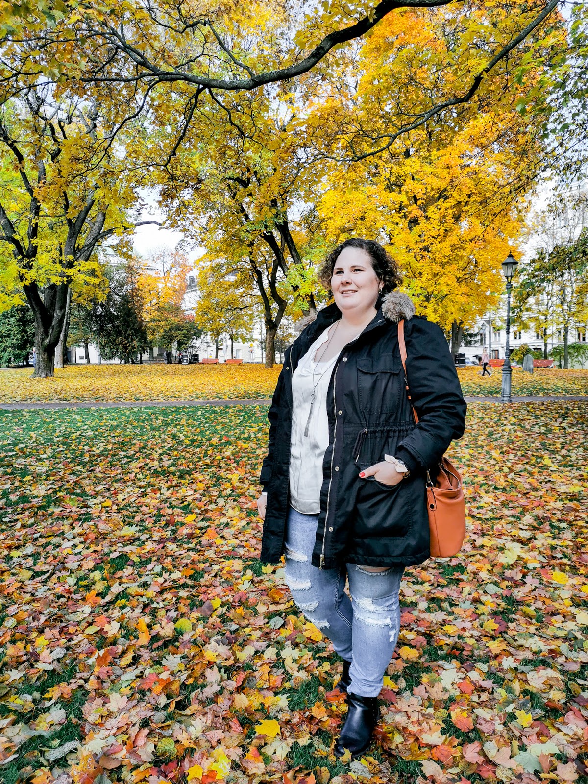 Big mamas home by Jenni S. Revityt farkut ja klassinen paita plussakokoisten muoti Big mamas home by Jenni S. Revityt farkut ja klassinen paita plussakokoisten muoti