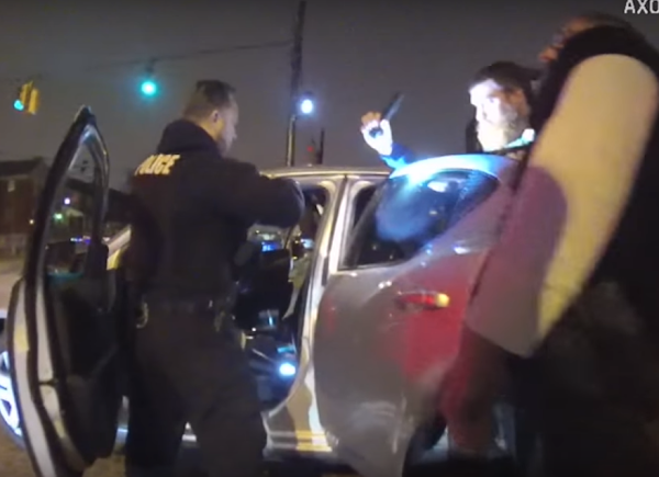 Captan a policías plantando drogas en un coche para incriminar a un sujeto Captan a policías plantando drogas en un coche para incriminar a un sujeto