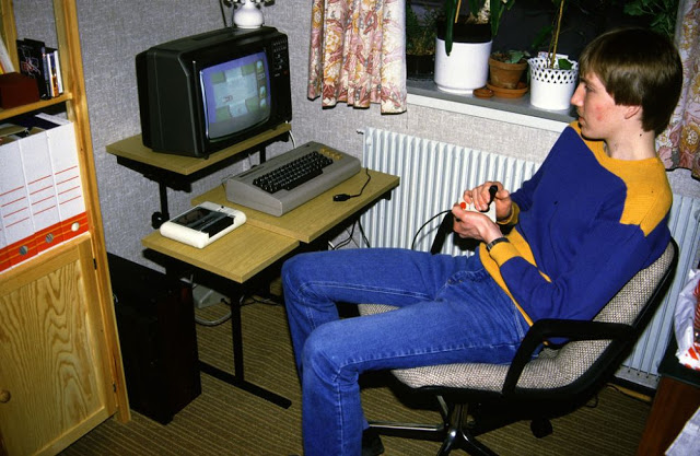 Fotografías de gente con su Commodore 64 en los 80