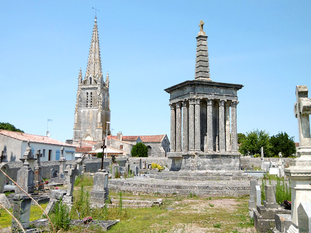 Hosanna cross, Moeze, Charente-Maritime, France. Photo by Loire Valley Time Travel.