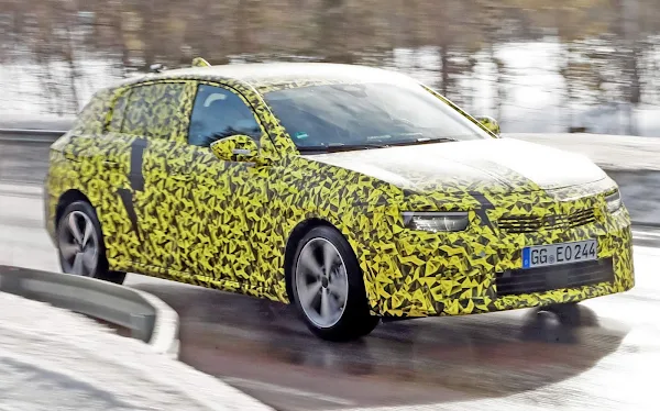 Novo Opel Astra 2022 tem imagens reveladas com camuflagem