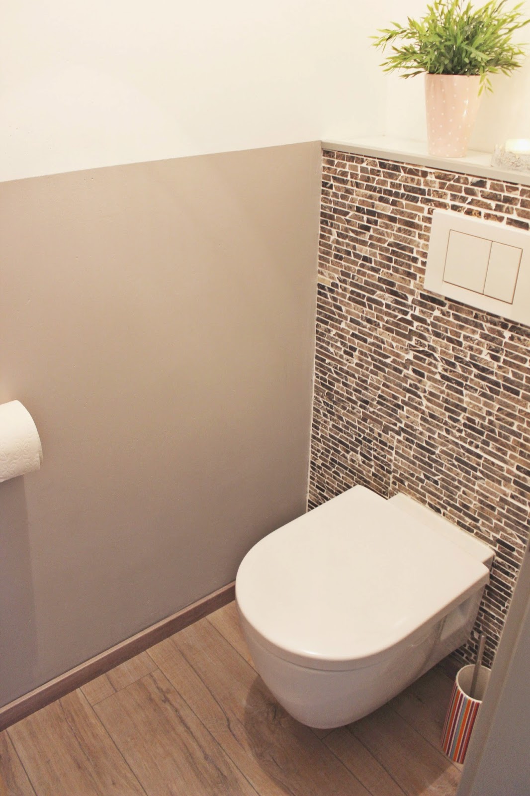 fliesen badezimmer toiletten klo renovieren dusche bastelkistle kleines wand latexfarbe waschbecken toilet wände einrichten roomtour nachher vorher halbhoch tolle