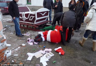Ông già Noel đang nằm trên đường sau vụ tai nạn xảy ra
