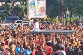 Jokowi Sebabkan Kerumunan di NTT, Netizen: Mirip HRS di Petamburan, Apa Mentang-mentang Presiden?