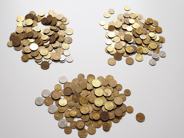 liczenie pieniędzy matematyka, na zdjęciu trzy jednakowe stosy monet o wartości max 20 groszy