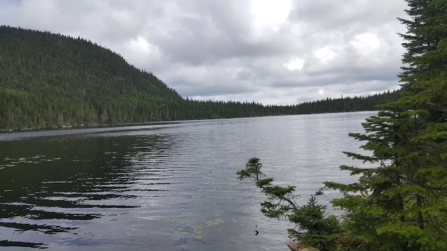 Lac sur le sentier en direction pour le mont du Dôme