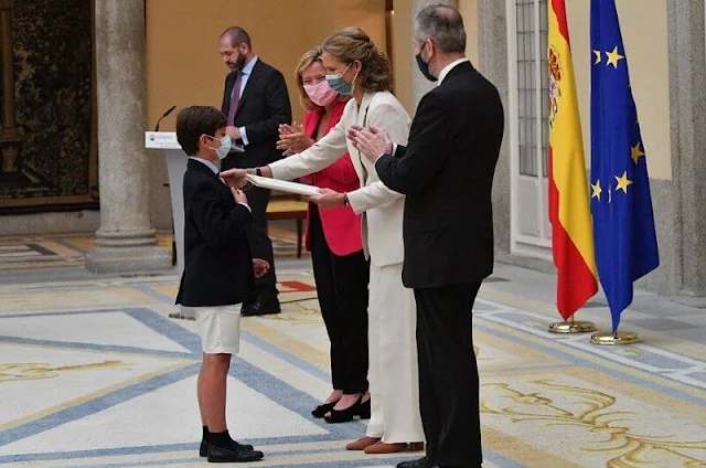 Infanta Elena attended the 30th edition of the Children and Youth Painting Contest for School Centers. The Infanta wore a cream blazer suit