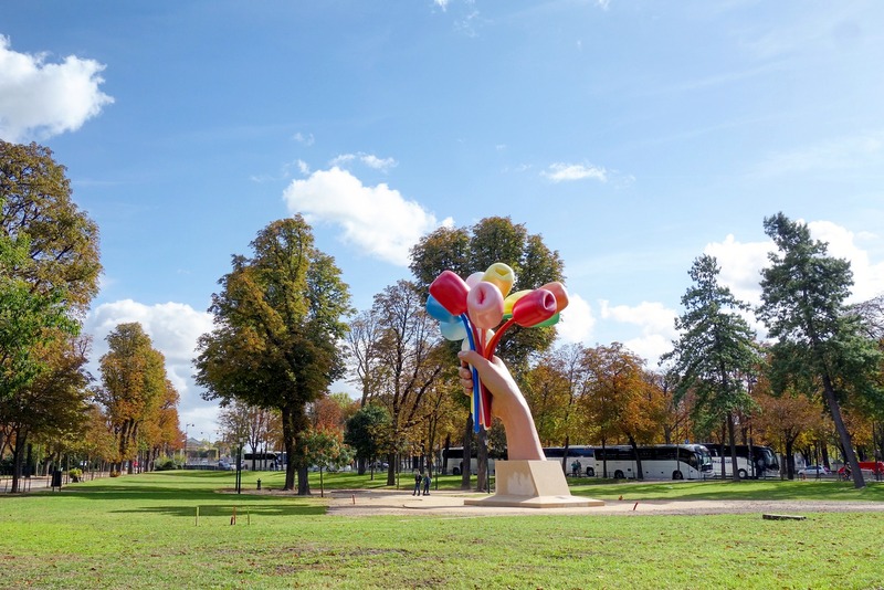 Paris : Bouquet of Tulips de Jeff Koons, controverse artistique sur les  Champs Elysées, entre le Petit Palais et la Concorde - VIIIème - Paris la  douce, magazine parisien lifestyle, culture, sorties, street art