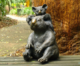 Amy ve Oliver, bronz koalalar (heykeltıraş: Glenys Lindsay)