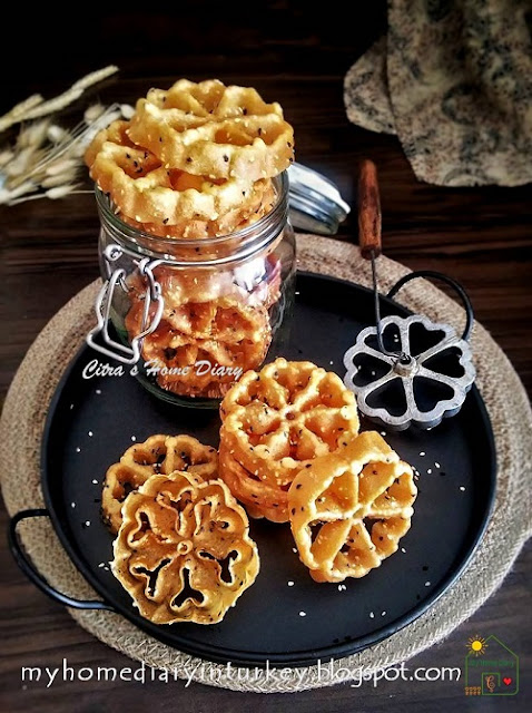 Rosettes / Honeycomb  Fried Cookies / Kuih Loyang / Kembang Goyang