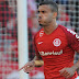 Vídeo: William Pottker perde gol incrível