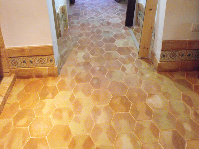 Suelos de barro: Suelo de losas hexagonales.