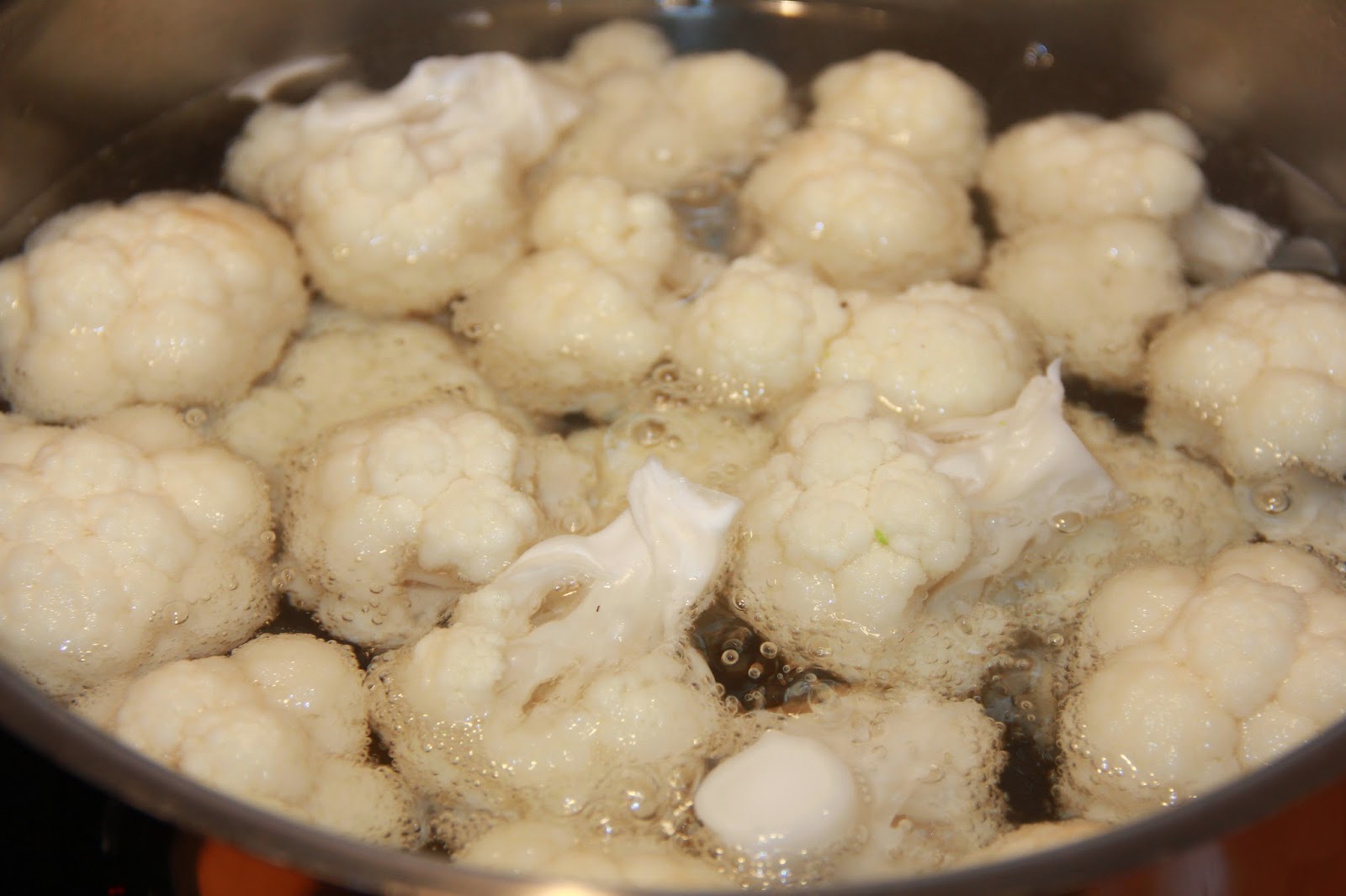 Сколько варить цветную капусту свежую после закипания. Сколько времени отваривать цветную капусту. Сколько времени отваривать цветную капусту. Сколько времени отваривать цветную капусту. Цветная капуста вареная.