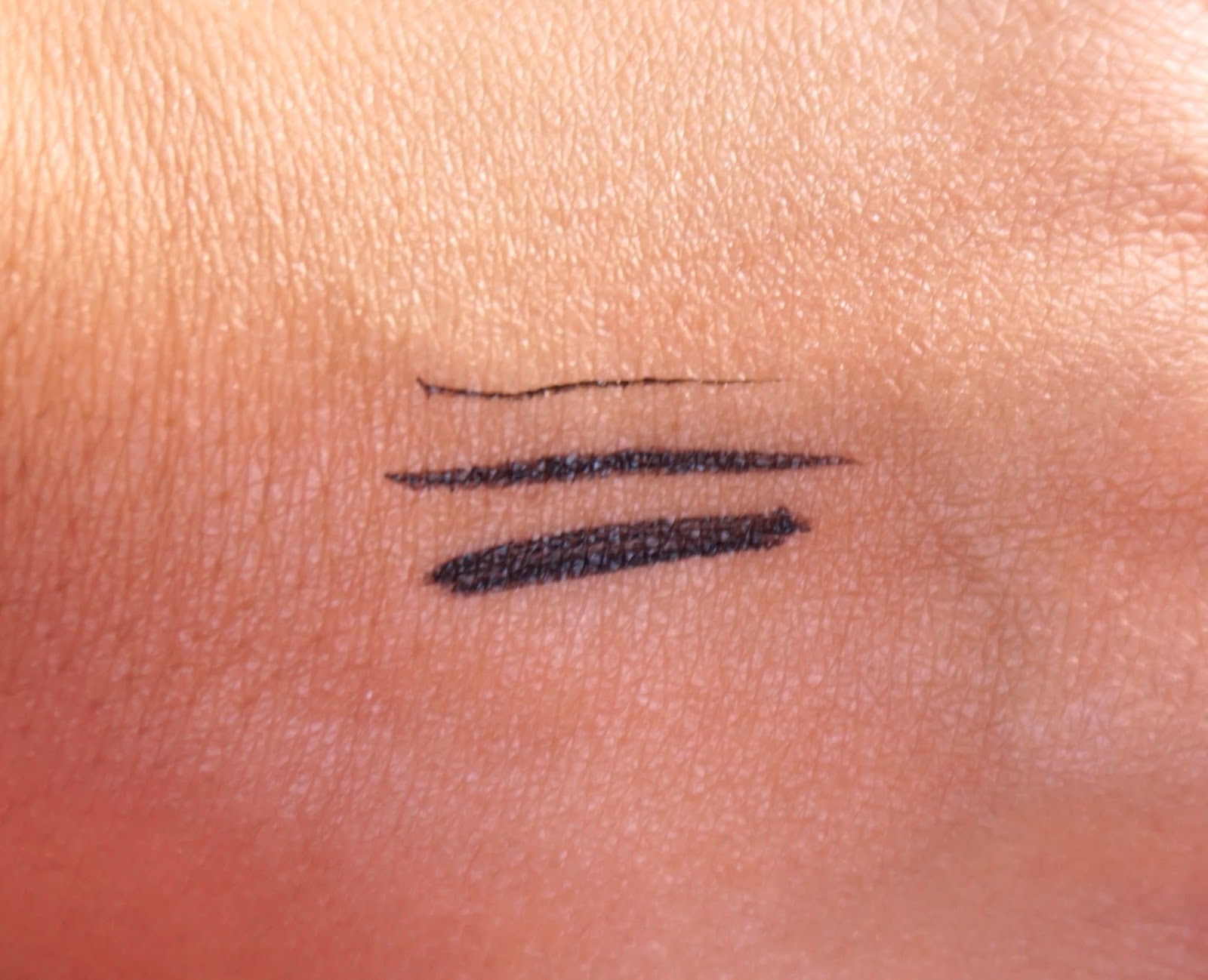 Heavy Rotation Perfect Liquid Eyeliner N in Black Review + Swatches