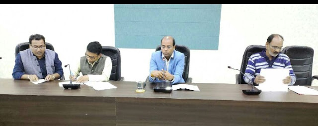 डॉ.सजय कन्नौजे जिला पंचायत सीईओ ने ली बैठक कहा, स्कूल-आश्रमों में अनुपस्थित पाये जाने पर शिक्षकों के विरूद्ध होगी कड़ी कार्यवाही डॉ.सजय कन्नौजे जिला पंचायत सीईओ ने ली बैठक कहा, स्कूल-आश्रमों में अनुपस्थित पाये जाने पर शिक्षकों के विरूद्ध होगी कड़ी कार्यवाही