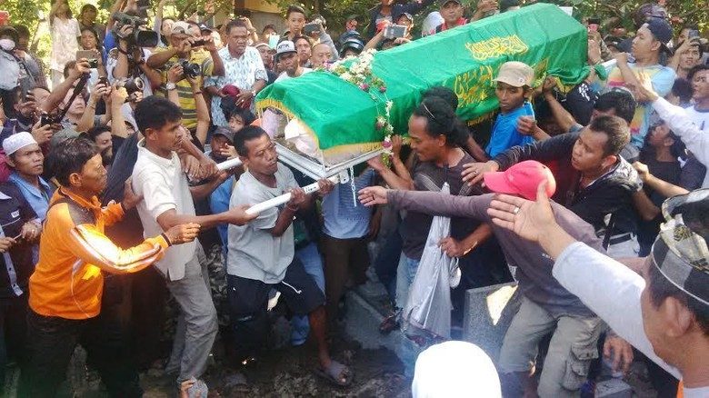 SubhanaAllah >>> Pemakaman Freddy Budiman Diantar Keluarga & Banyak Masyarakat Dengan Penuh Khidmat Pemakaman Freddy Budiman Ini Foto Foto 1